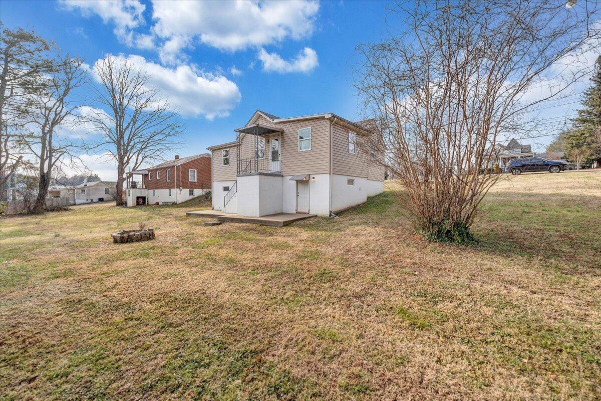 5549 Hollins RD
