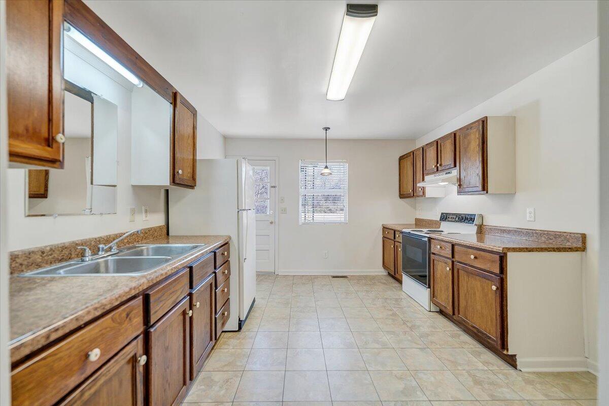 5549 Hollins RD