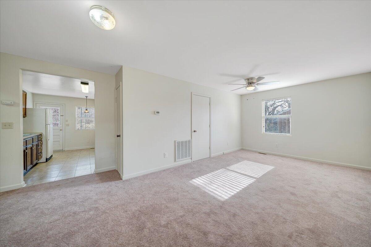5549 Hollins RD