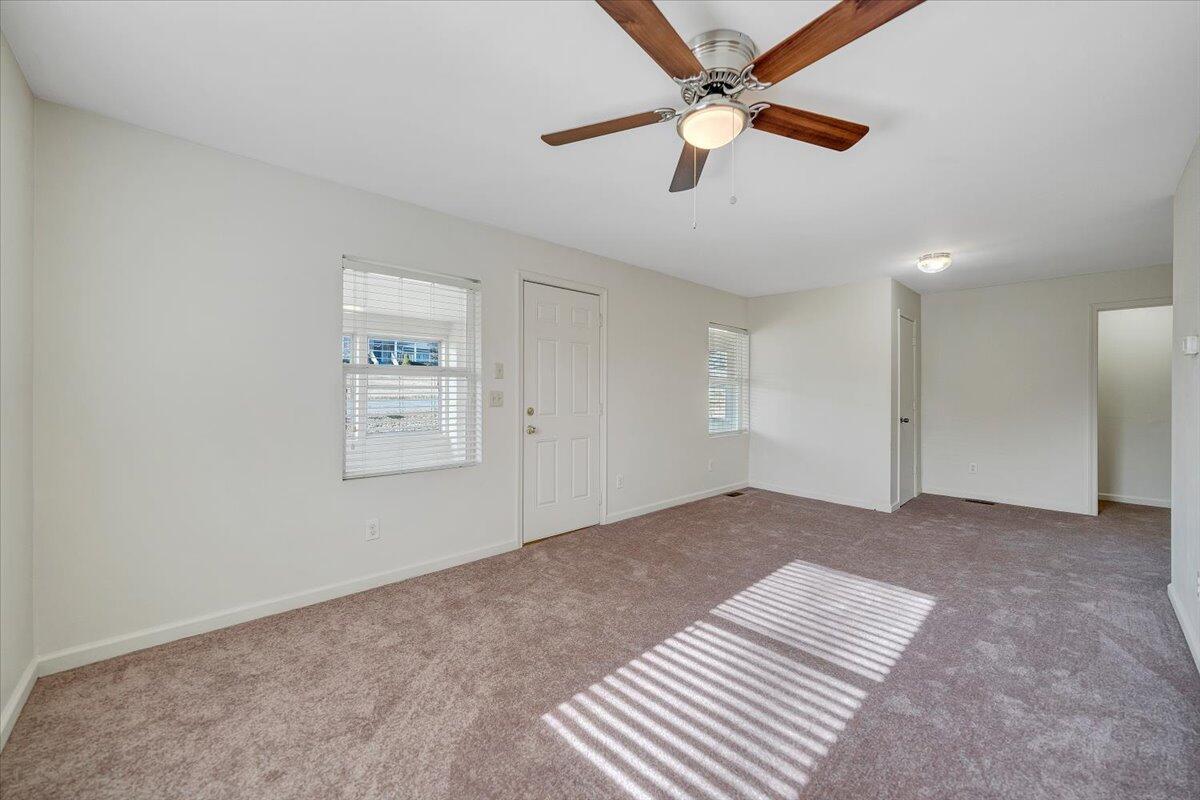 5549 Hollins RD