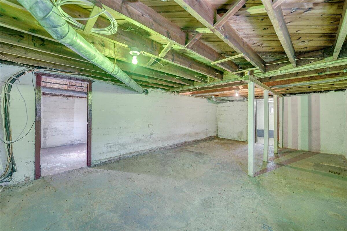 5549 Hollins RD