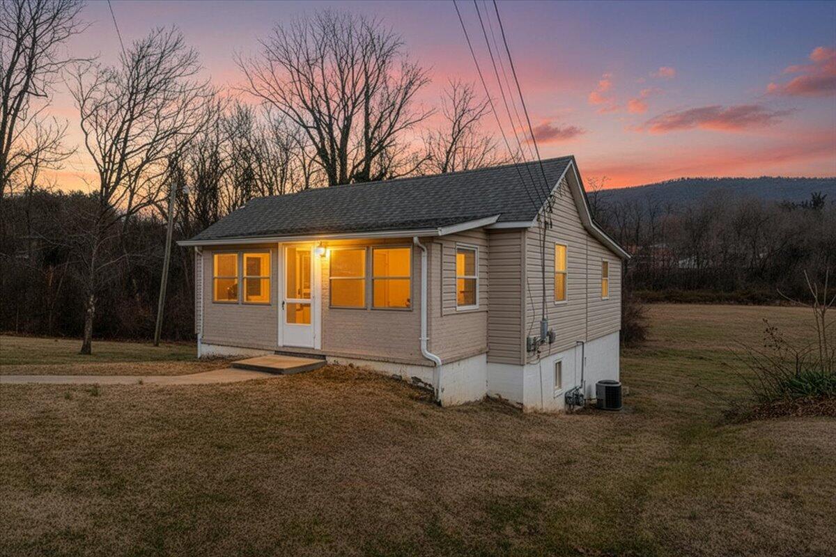 5549 Hollins RD