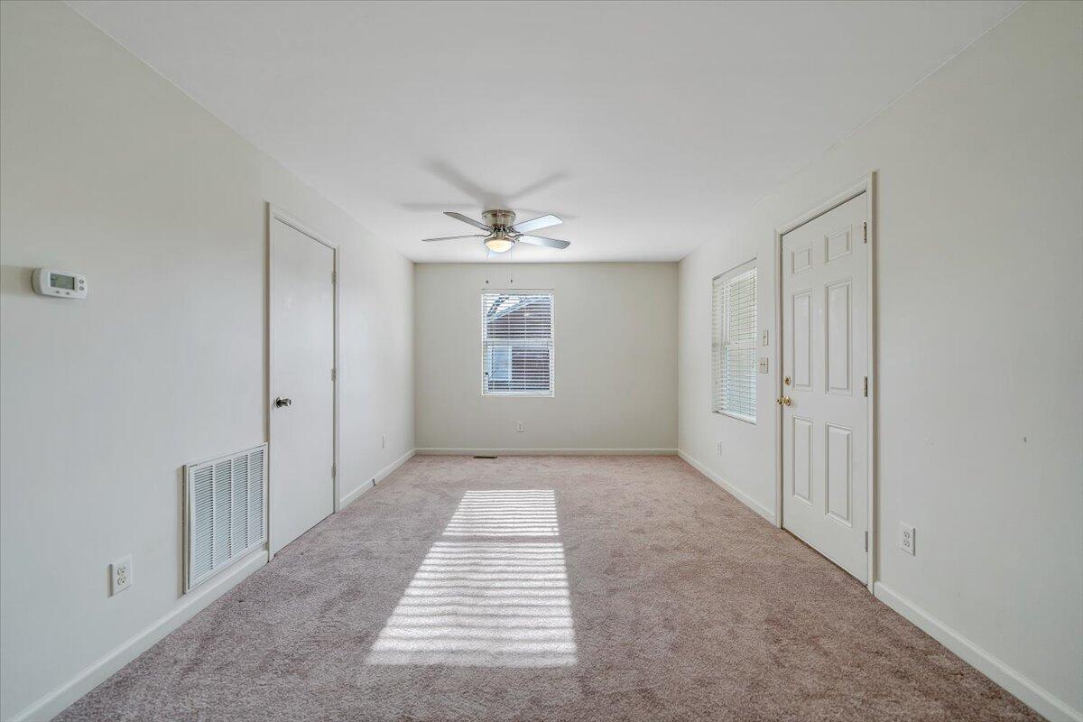 5549 Hollins RD