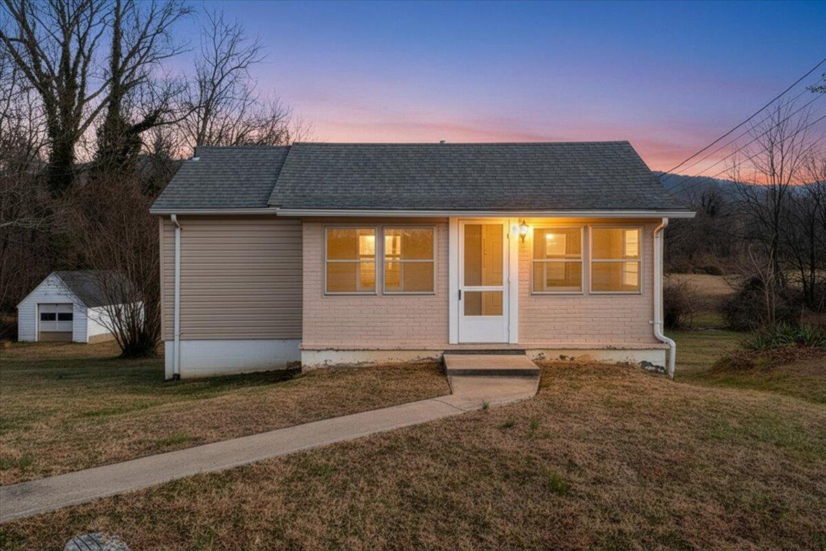 5549 Hollins RD