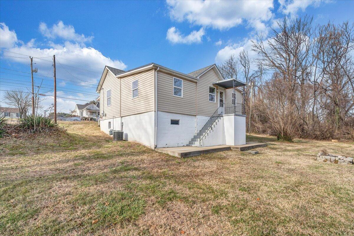 5549 Hollins RD