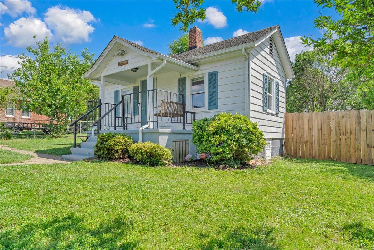 1109 Ray RD SE