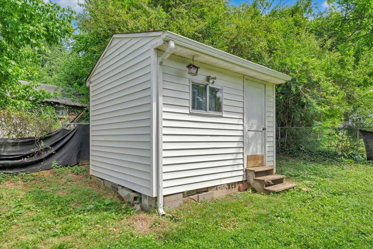 1109 Ray RD SE