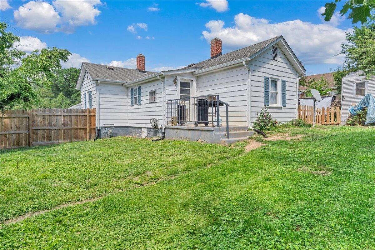 1109 Ray RD SE
