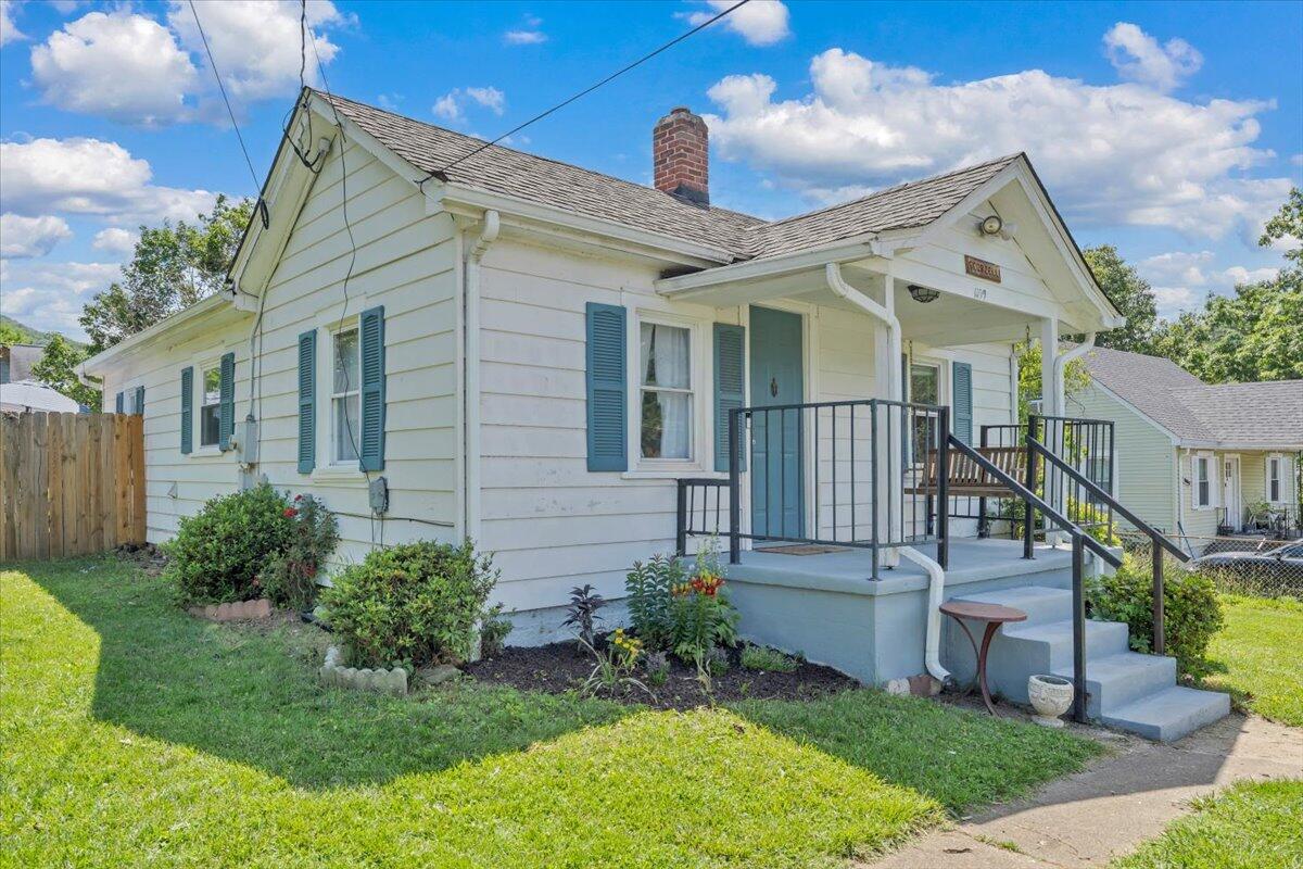 1109 Ray RD SE