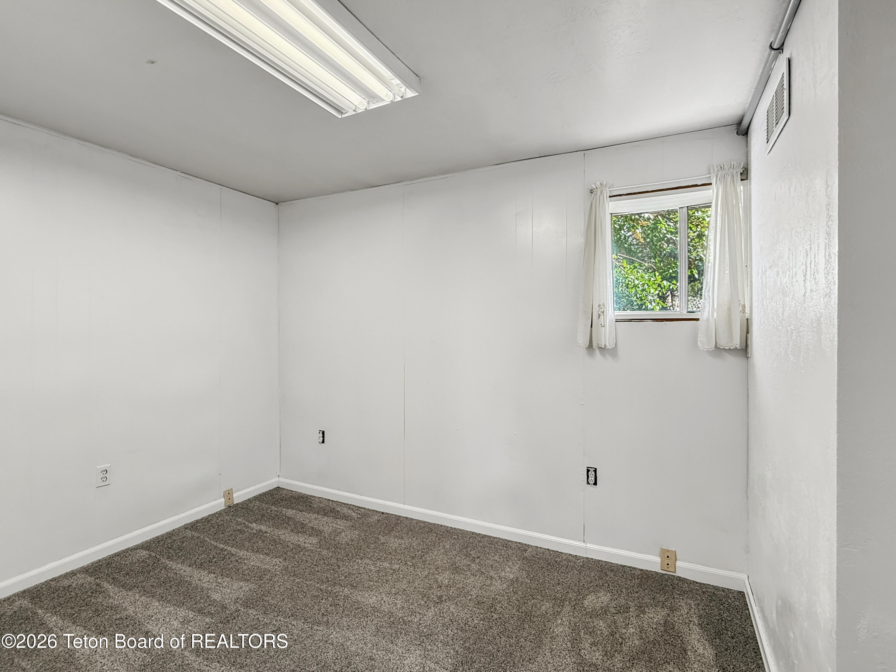 870 SKYVIEW Lane