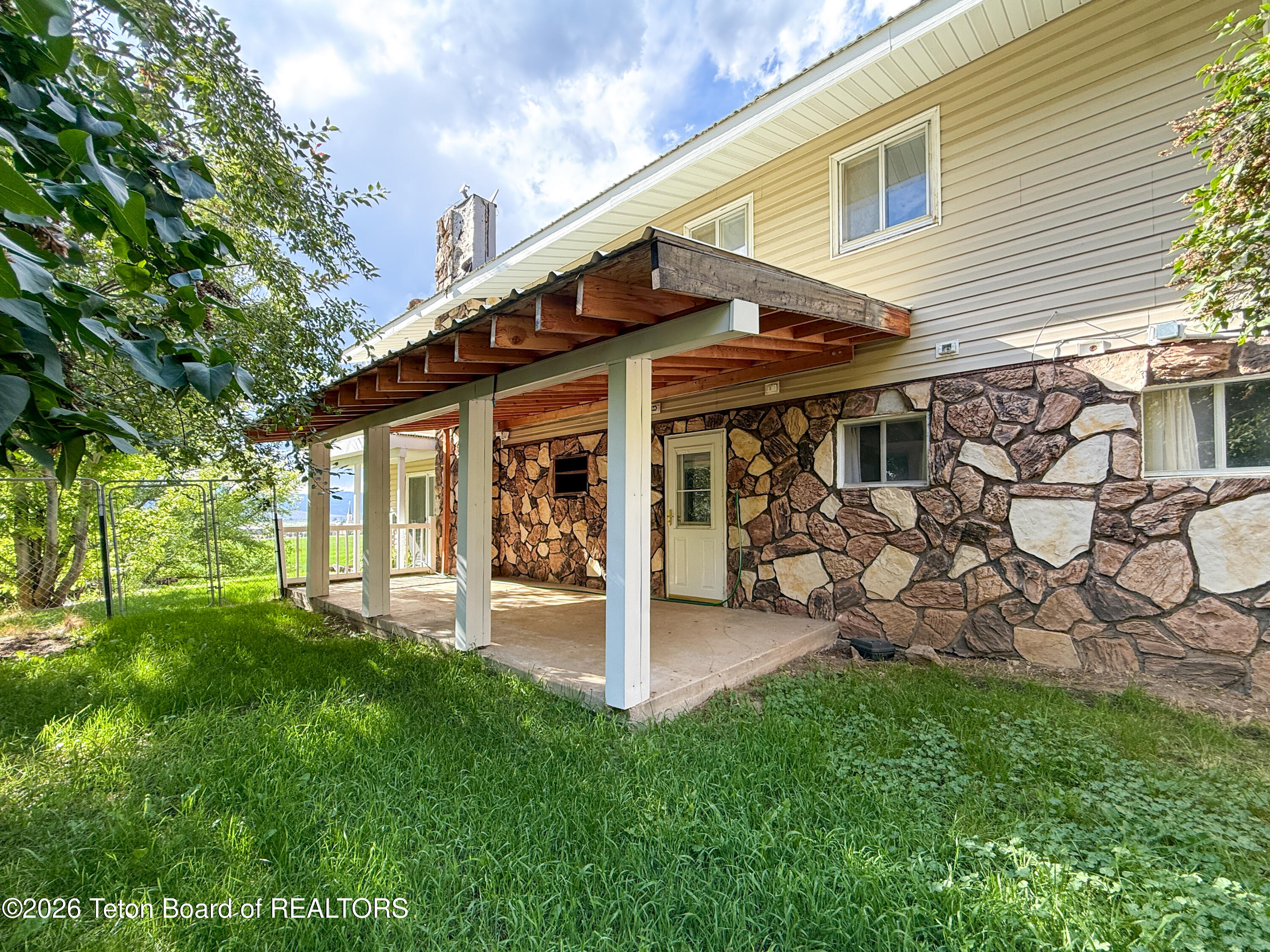 870 SKYVIEW Lane