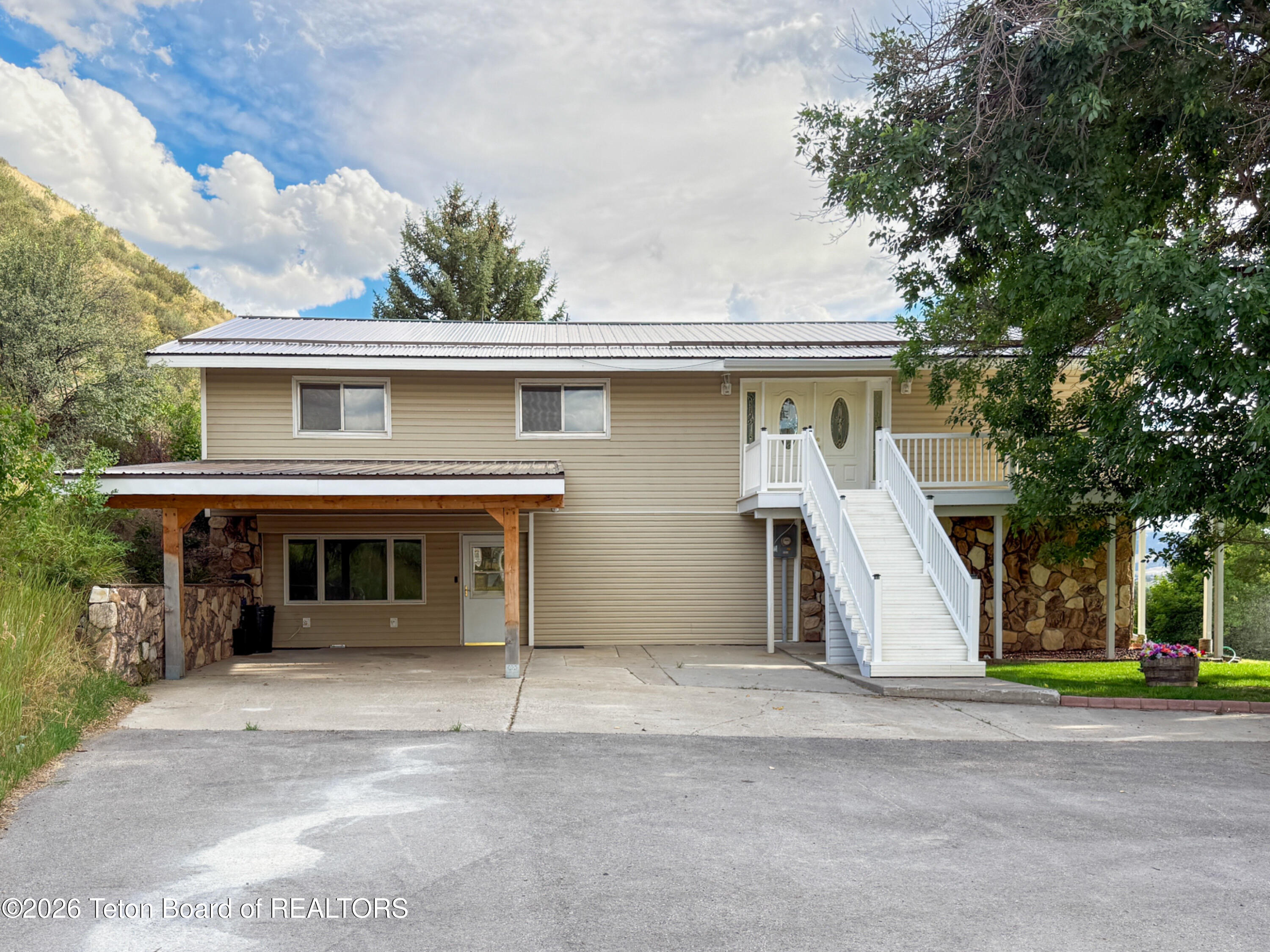 870 SKYVIEW Lane