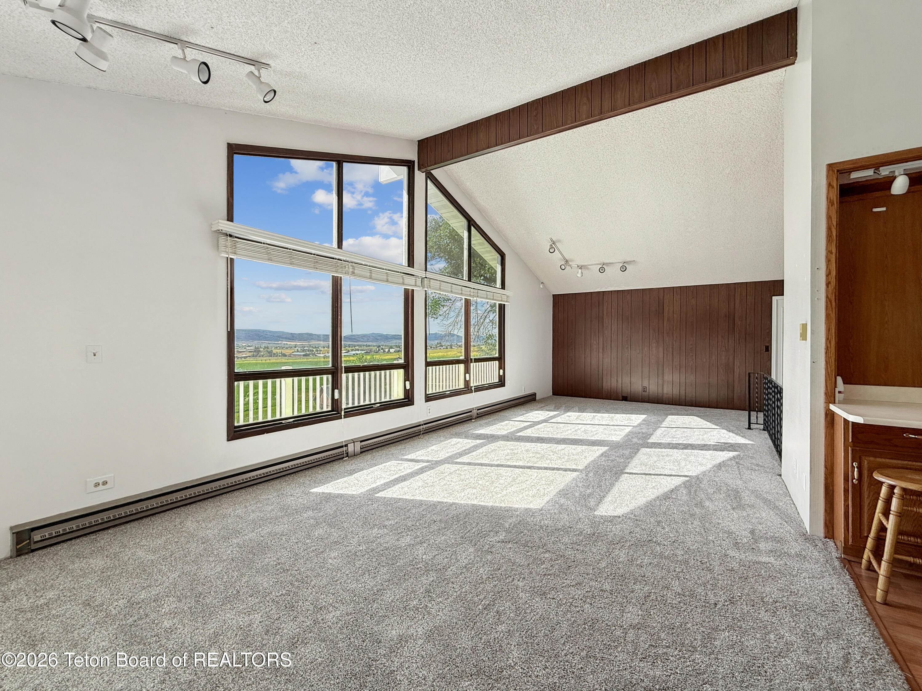 870 SKYVIEW Lane