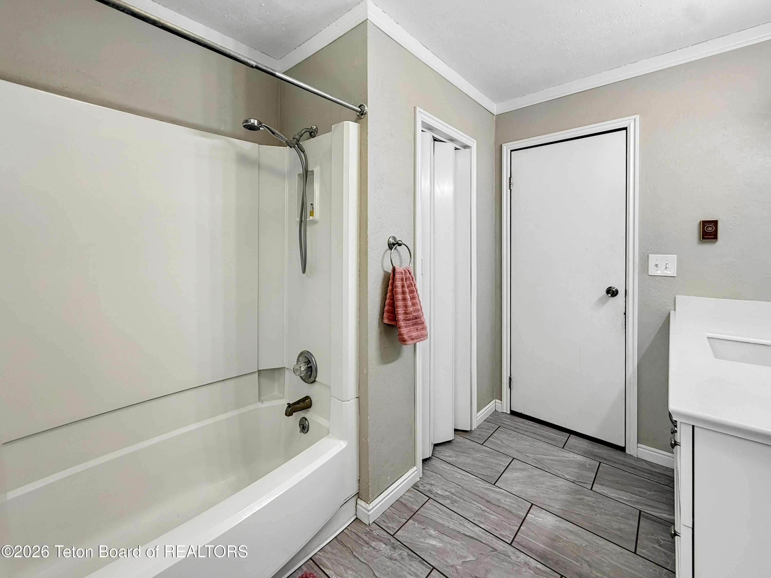 870 SKYVIEW Lane