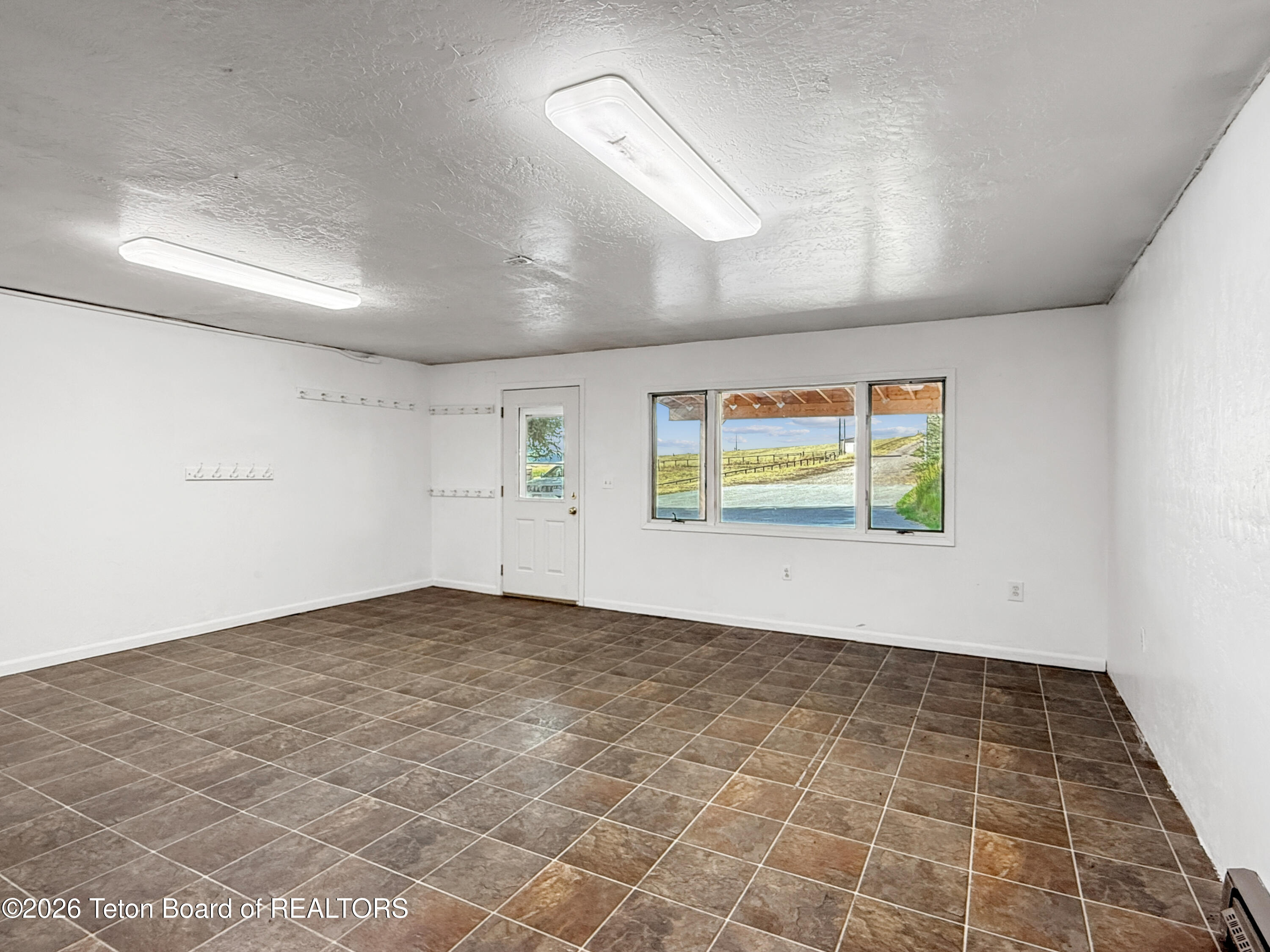 870 SKYVIEW Lane