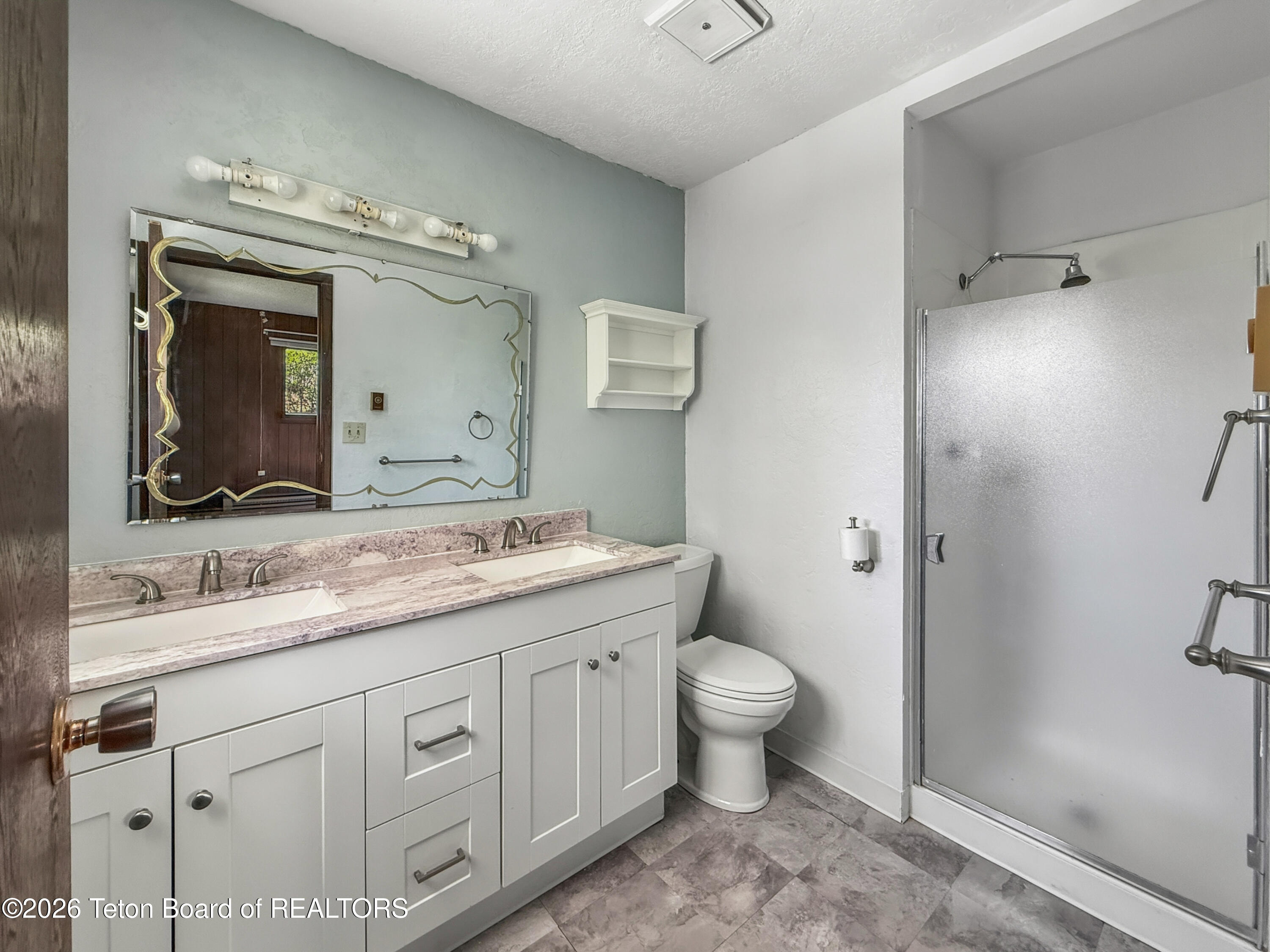 870 SKYVIEW Lane