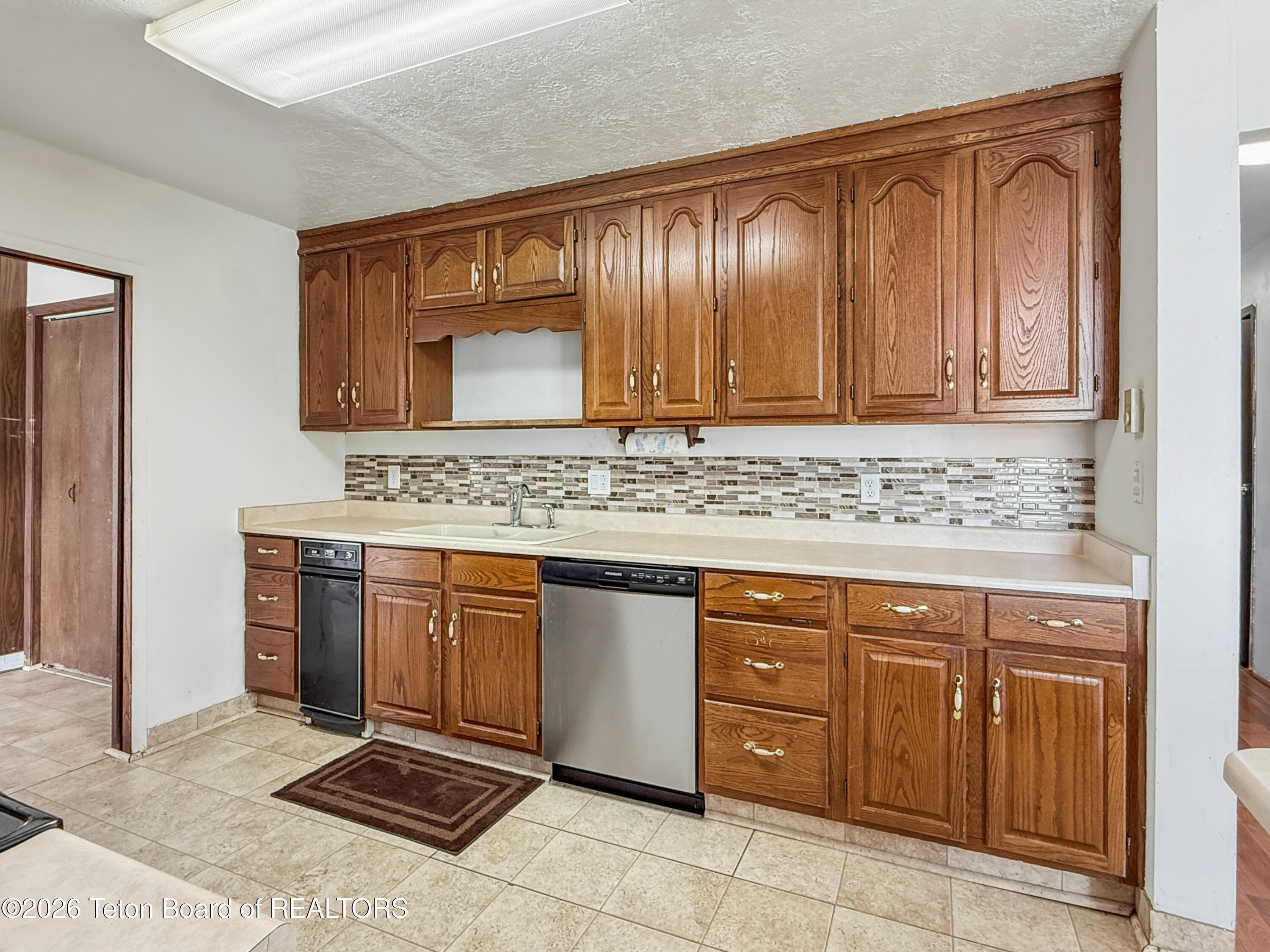 870 SKYVIEW Lane