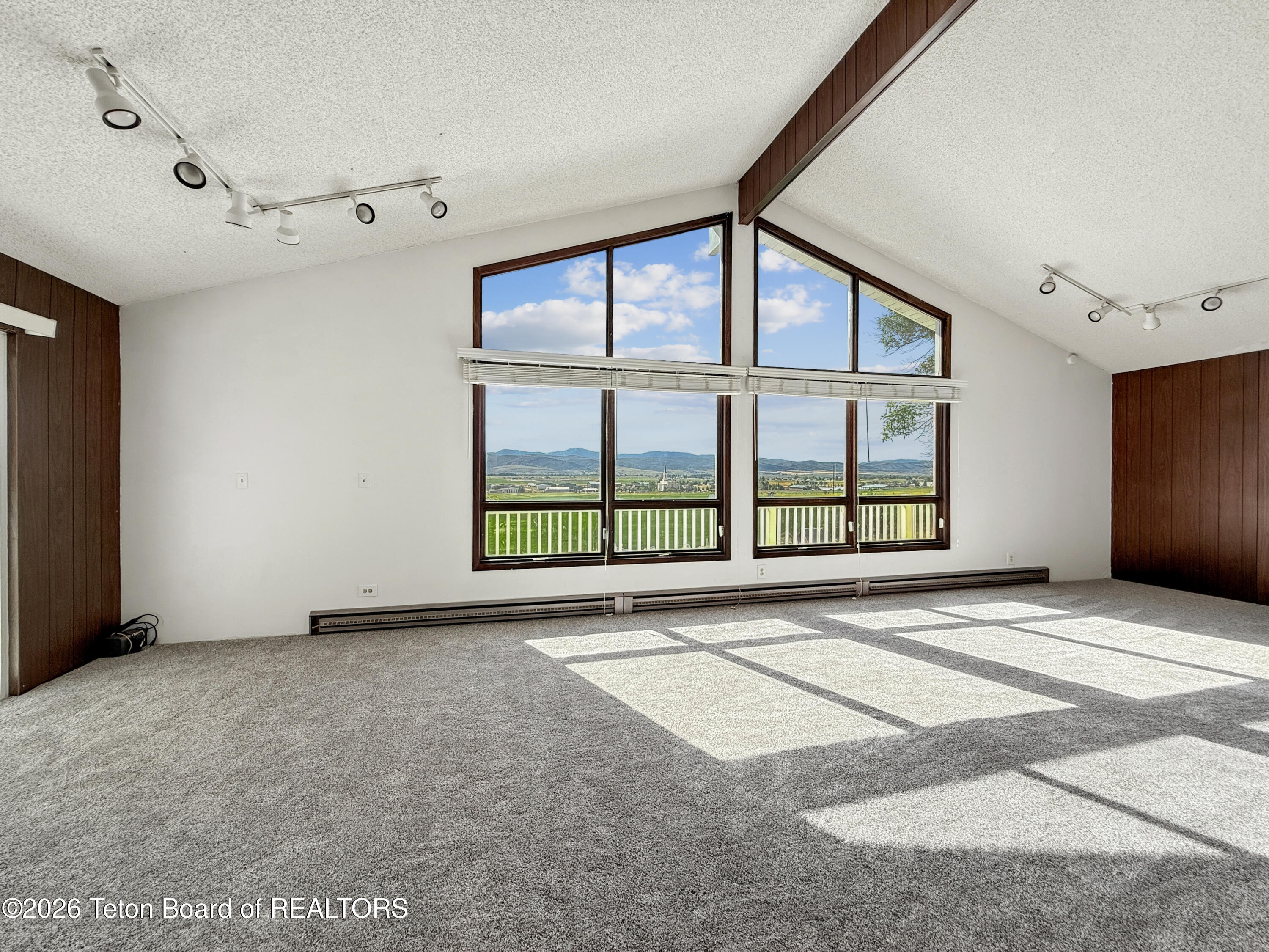 870 SKYVIEW Lane