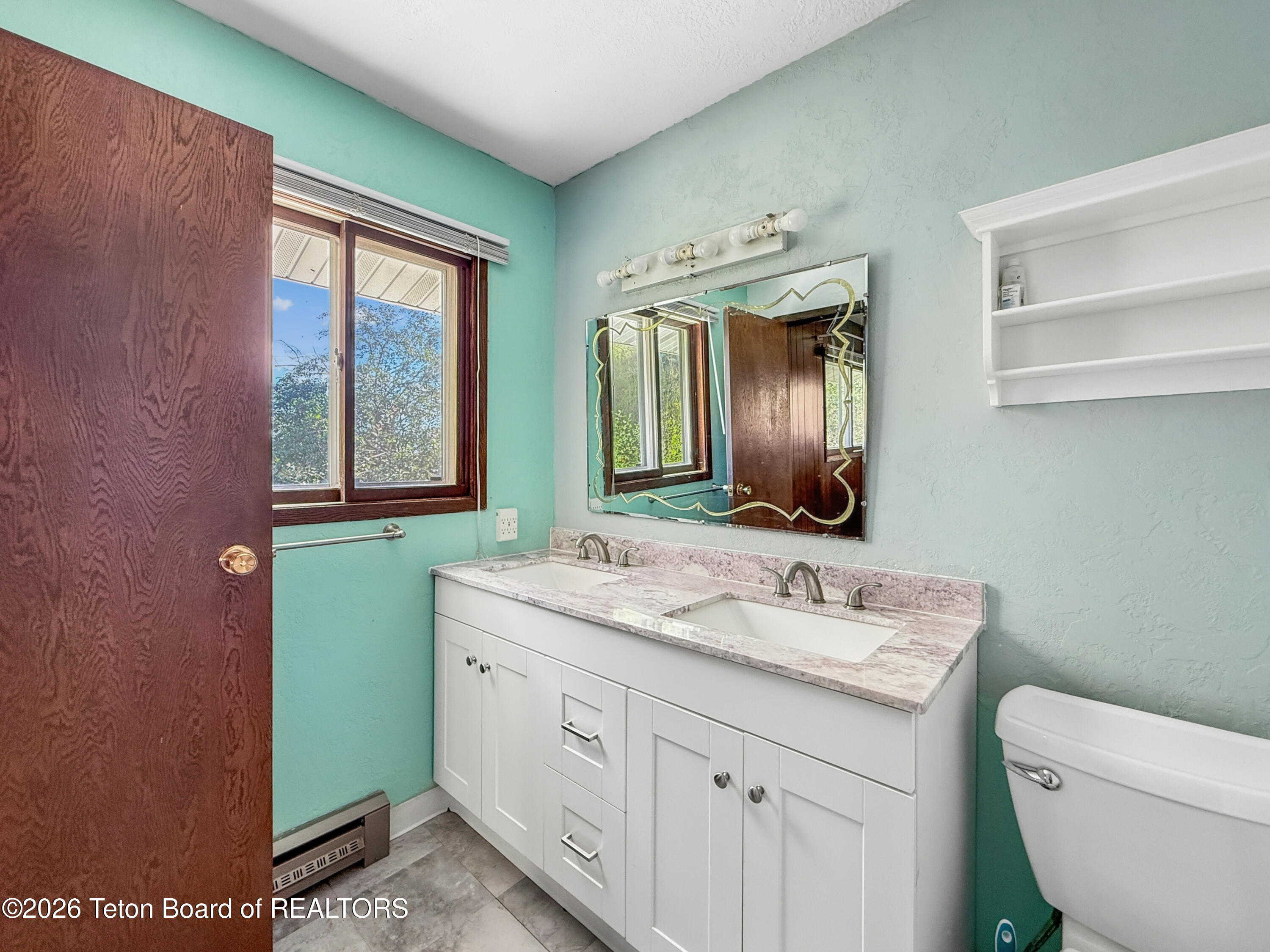 870 SKYVIEW Lane