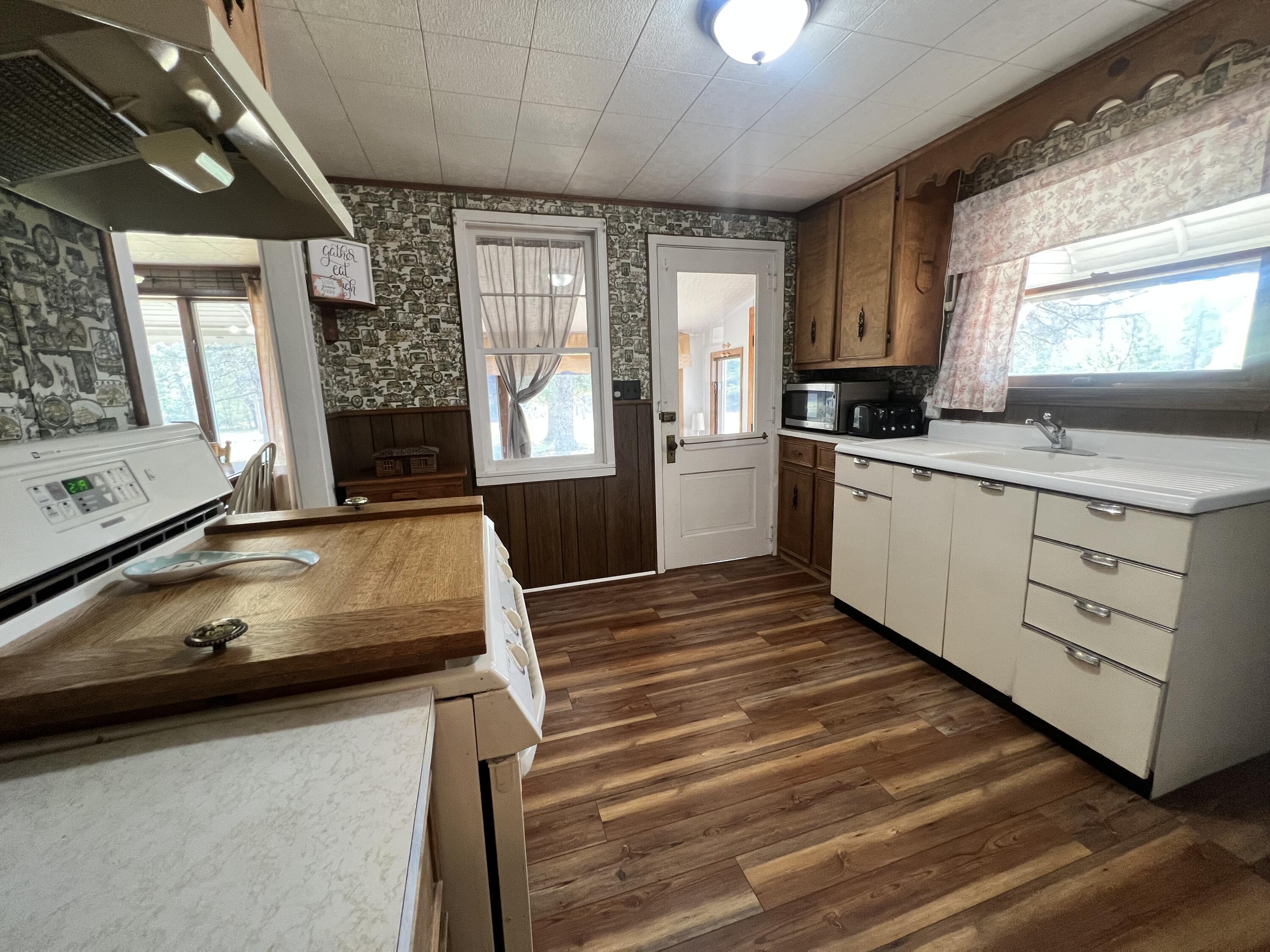3667 Floody Drive