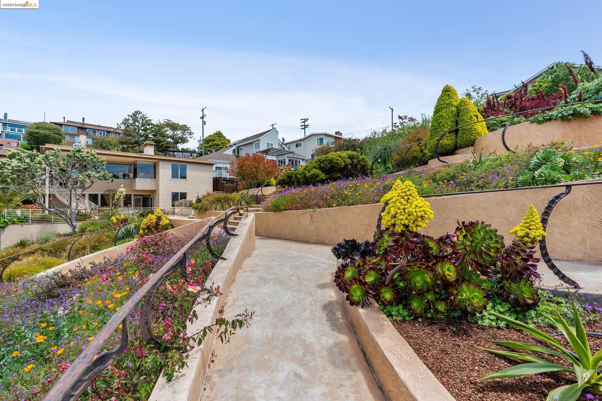 615 Western Dr