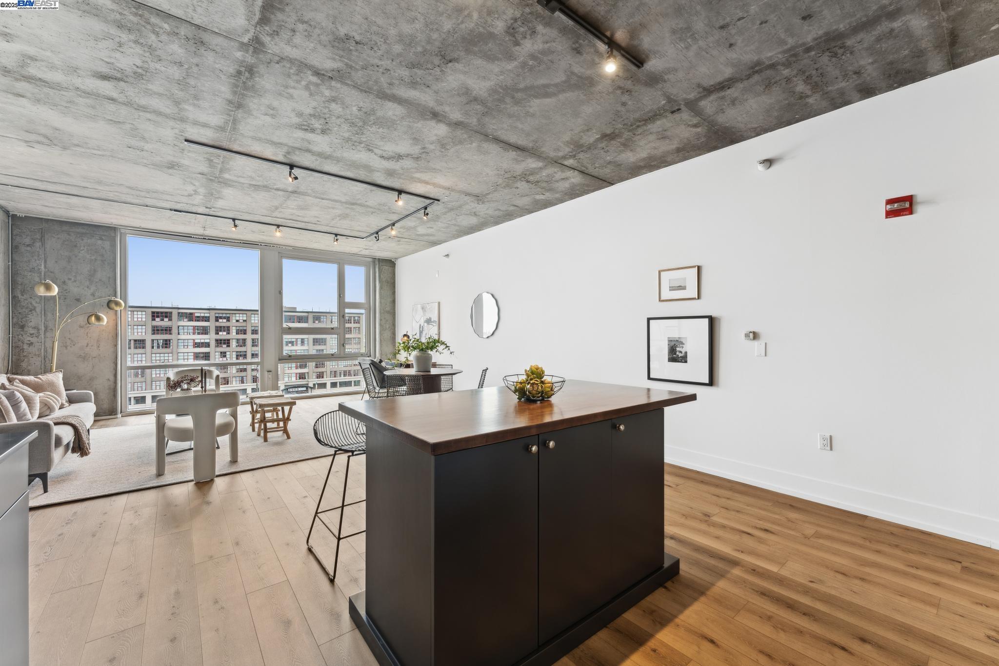 311 Oak St # 729