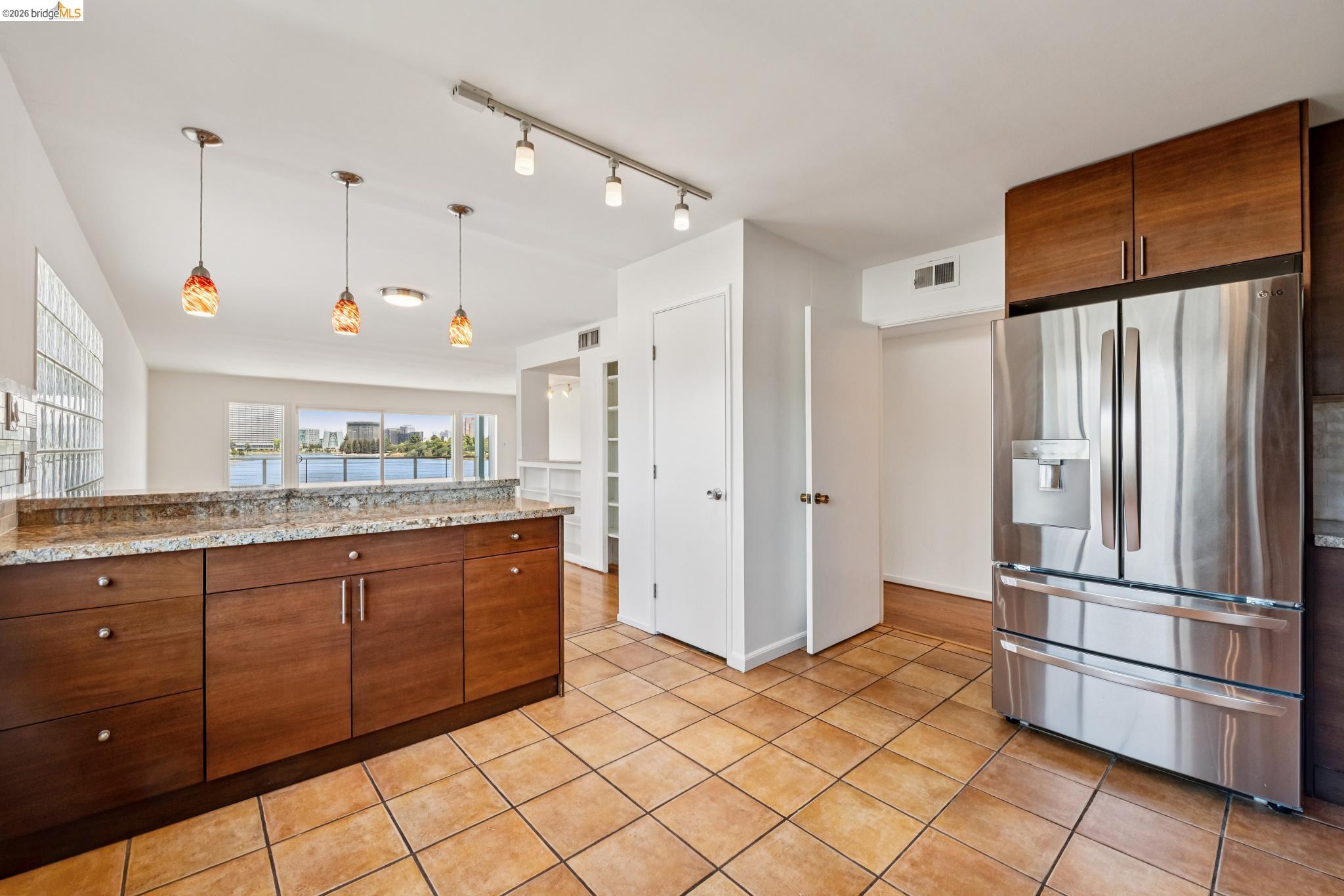 1410 Lakeshore Ave # 6