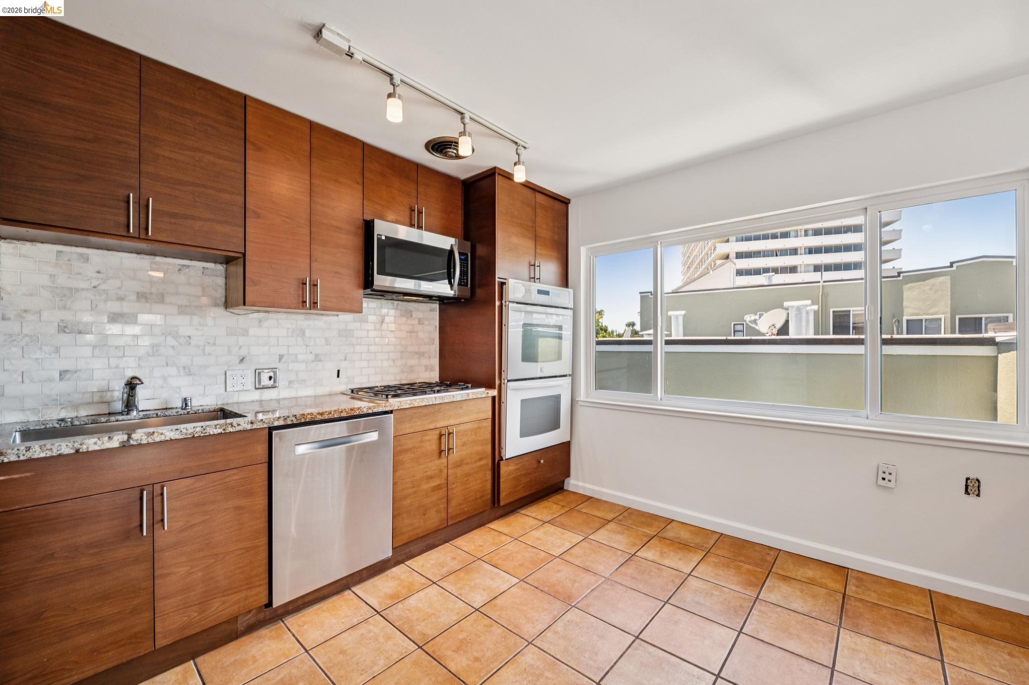 1410 Lakeshore Ave # 6
