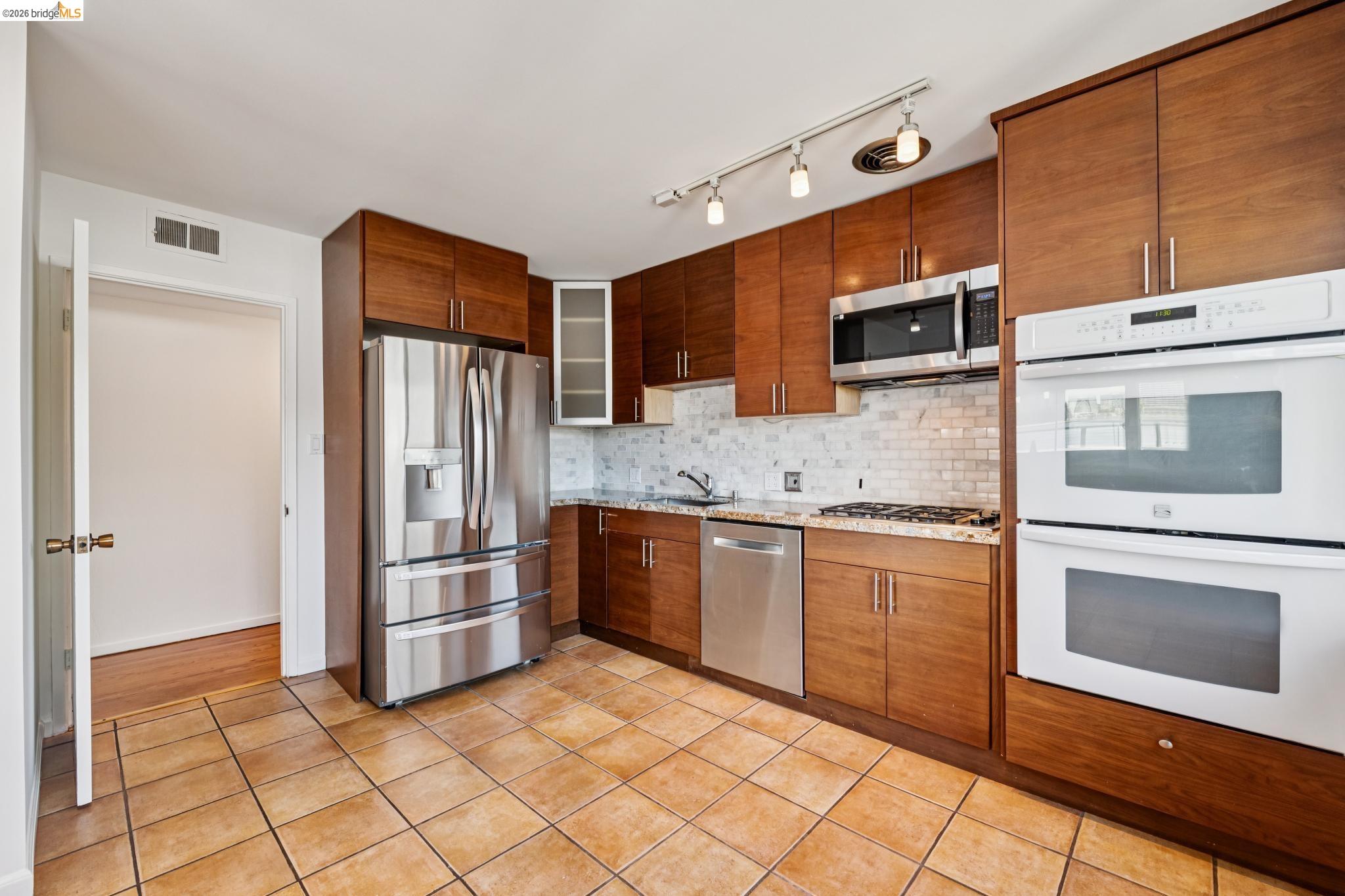 1410 Lakeshore Ave # 6
