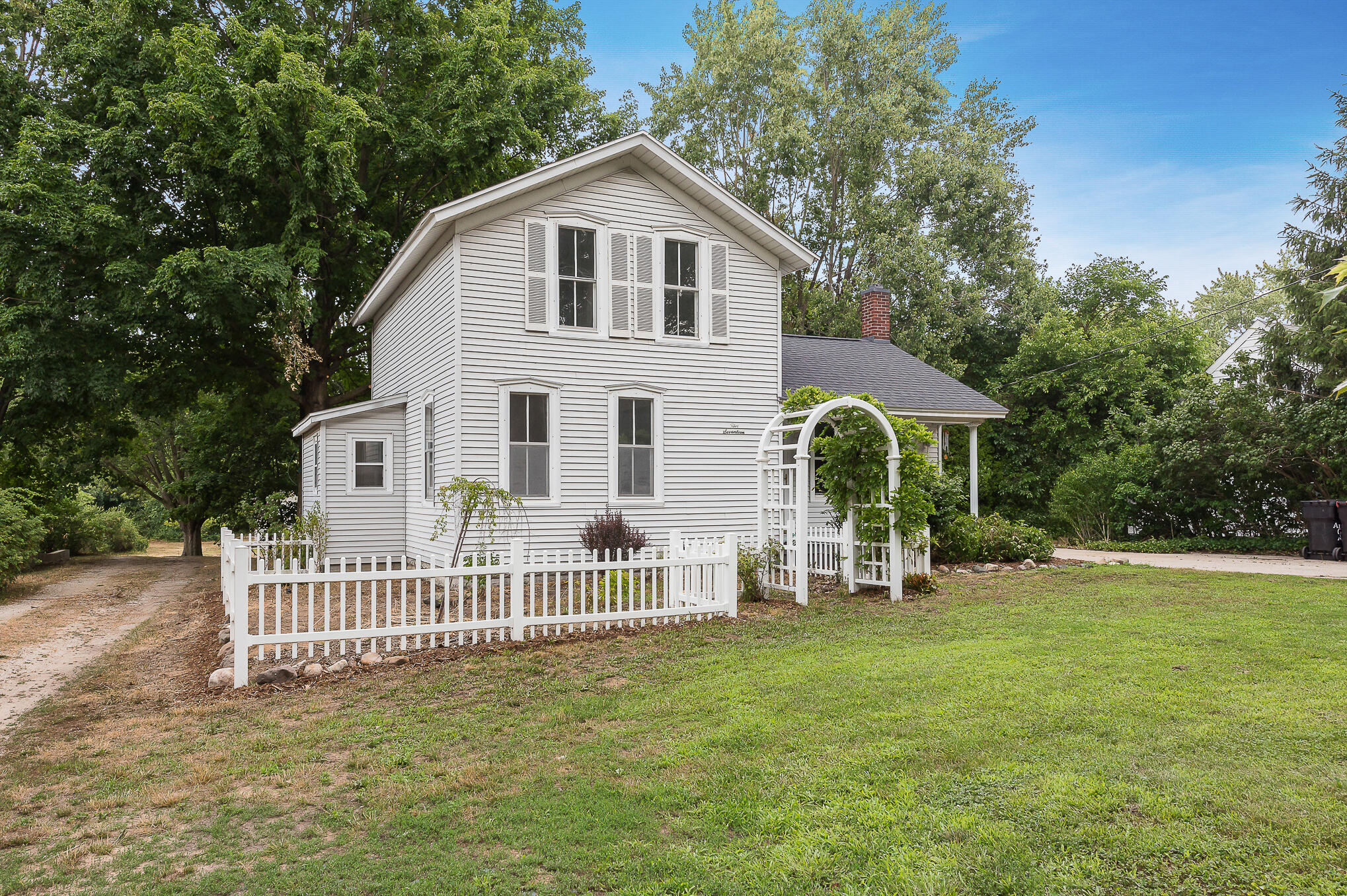 517 W Lakewood Boulevard