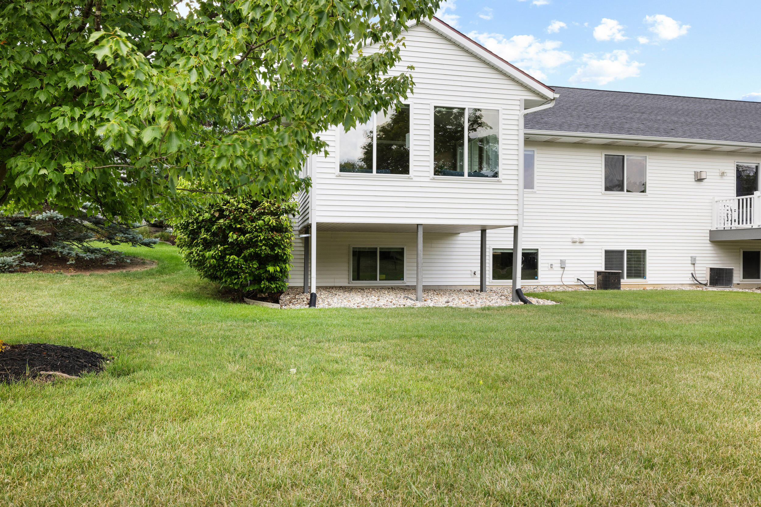 1380 E Pointe Ridge, Holland