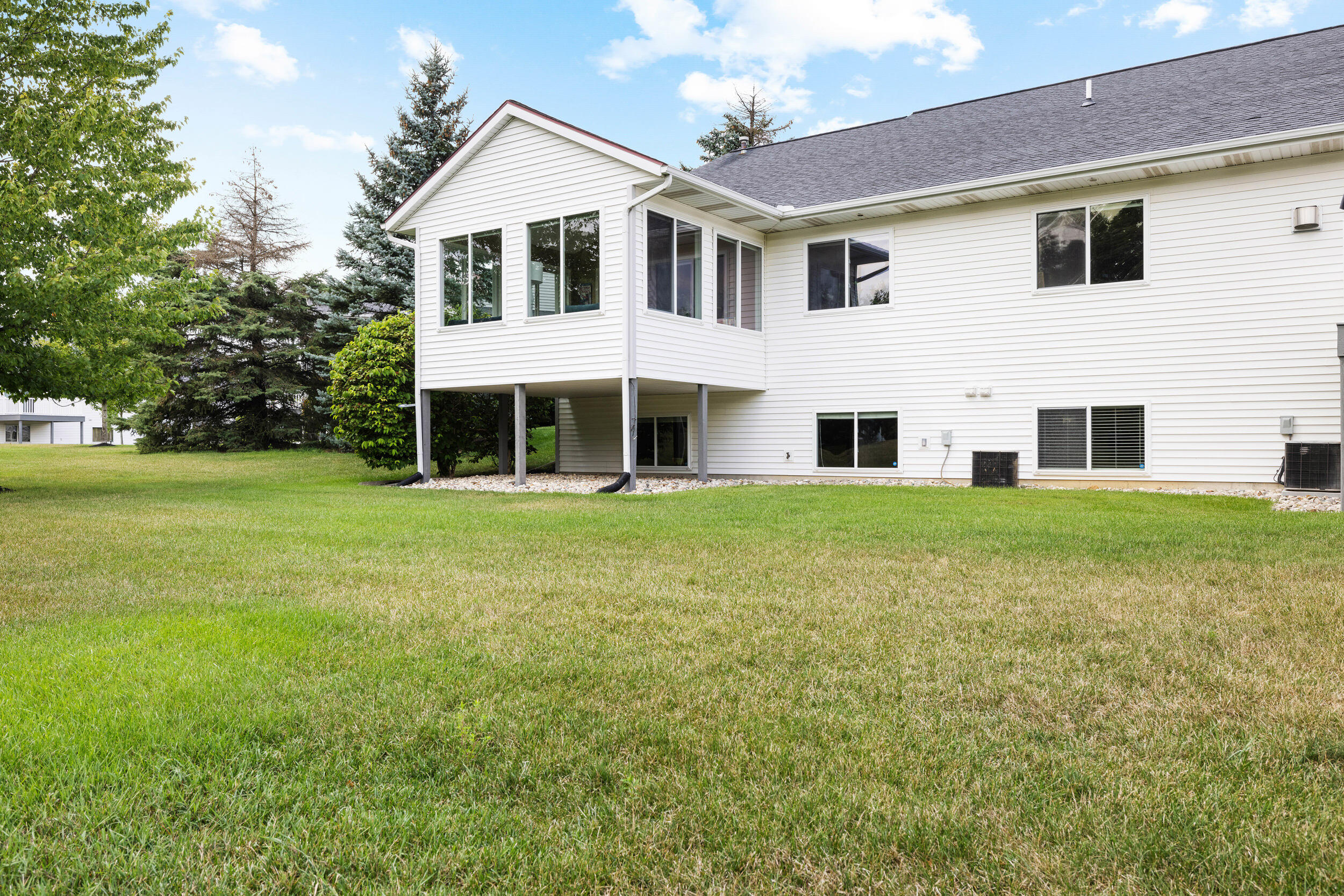 1380 E Pointe Ridge, Holland