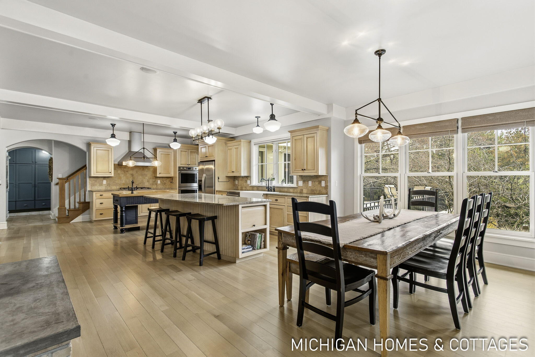 5484 Lakeshore Avenue