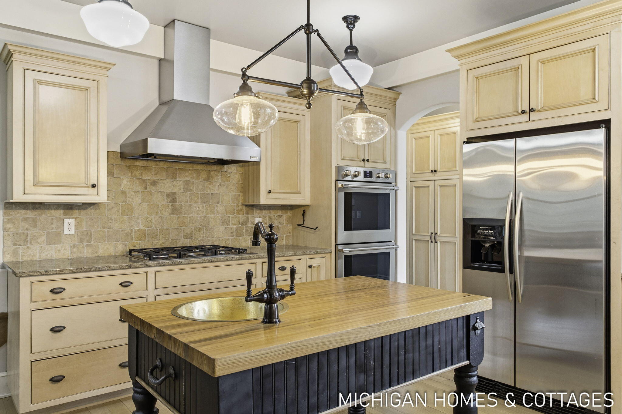 5484 Lakeshore Avenue