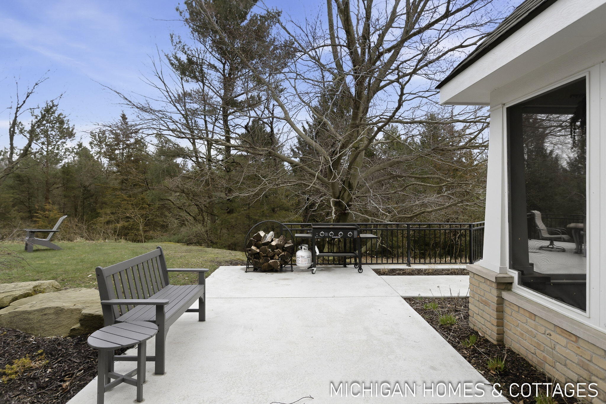 5484 Lakeshore Avenue