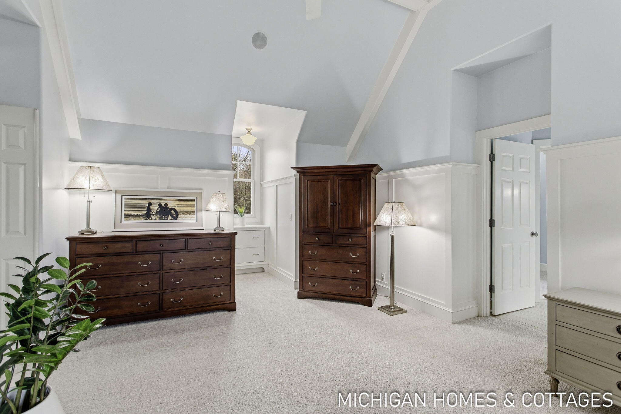 5484 Lakeshore Avenue