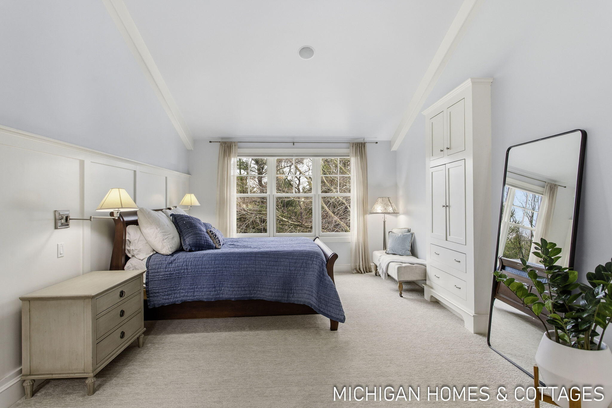 5484 Lakeshore Avenue