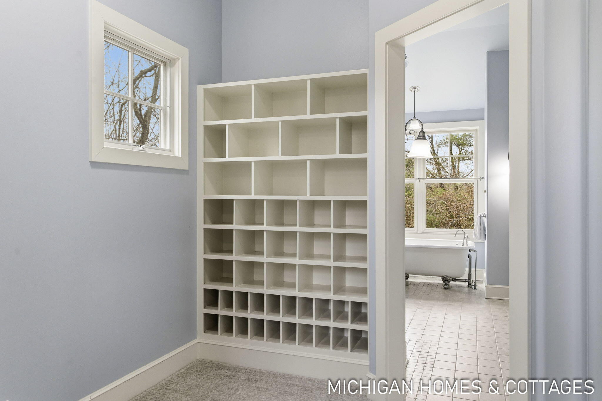 5484 Lakeshore Avenue