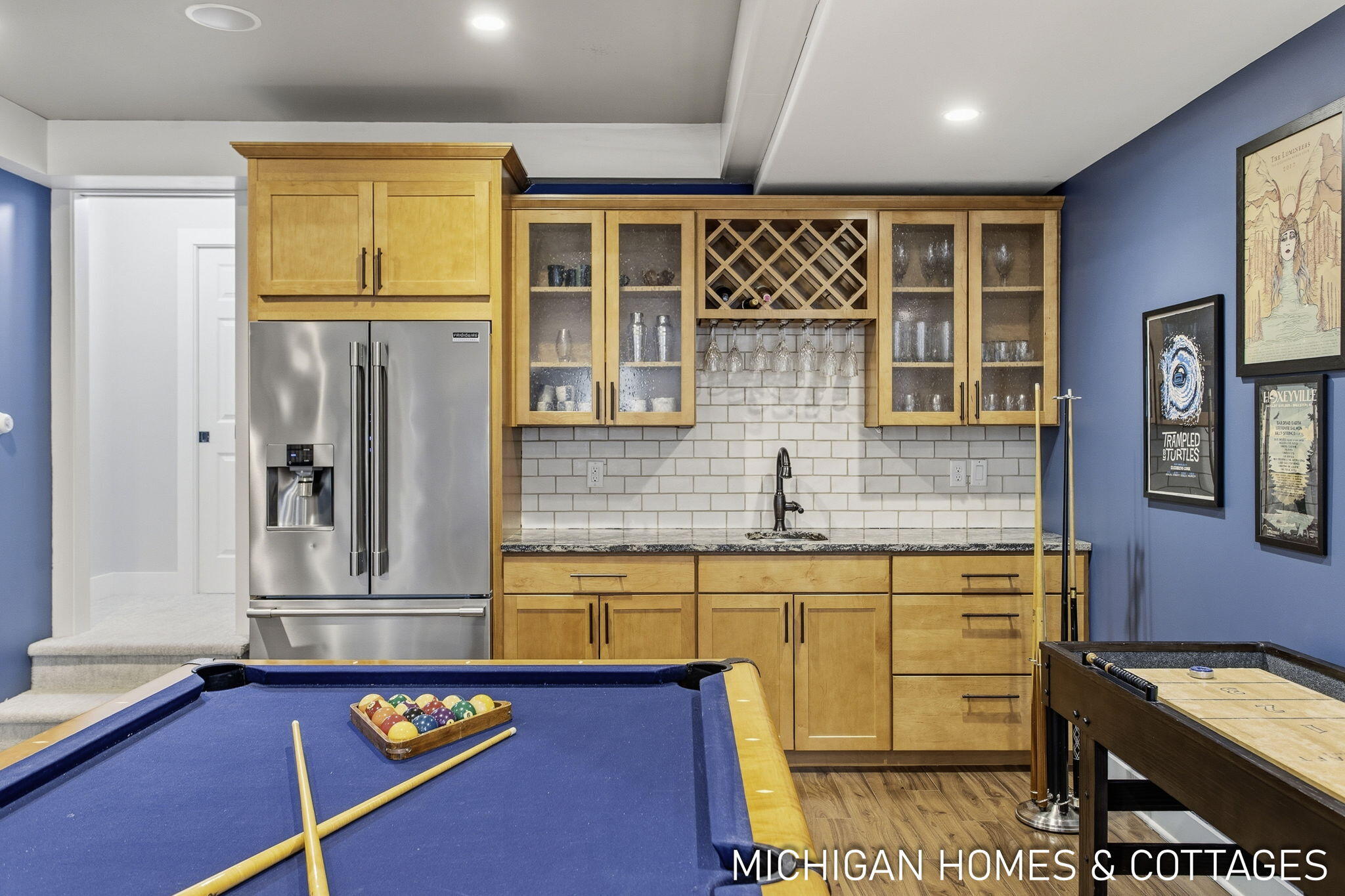 5484 Lakeshore Avenue