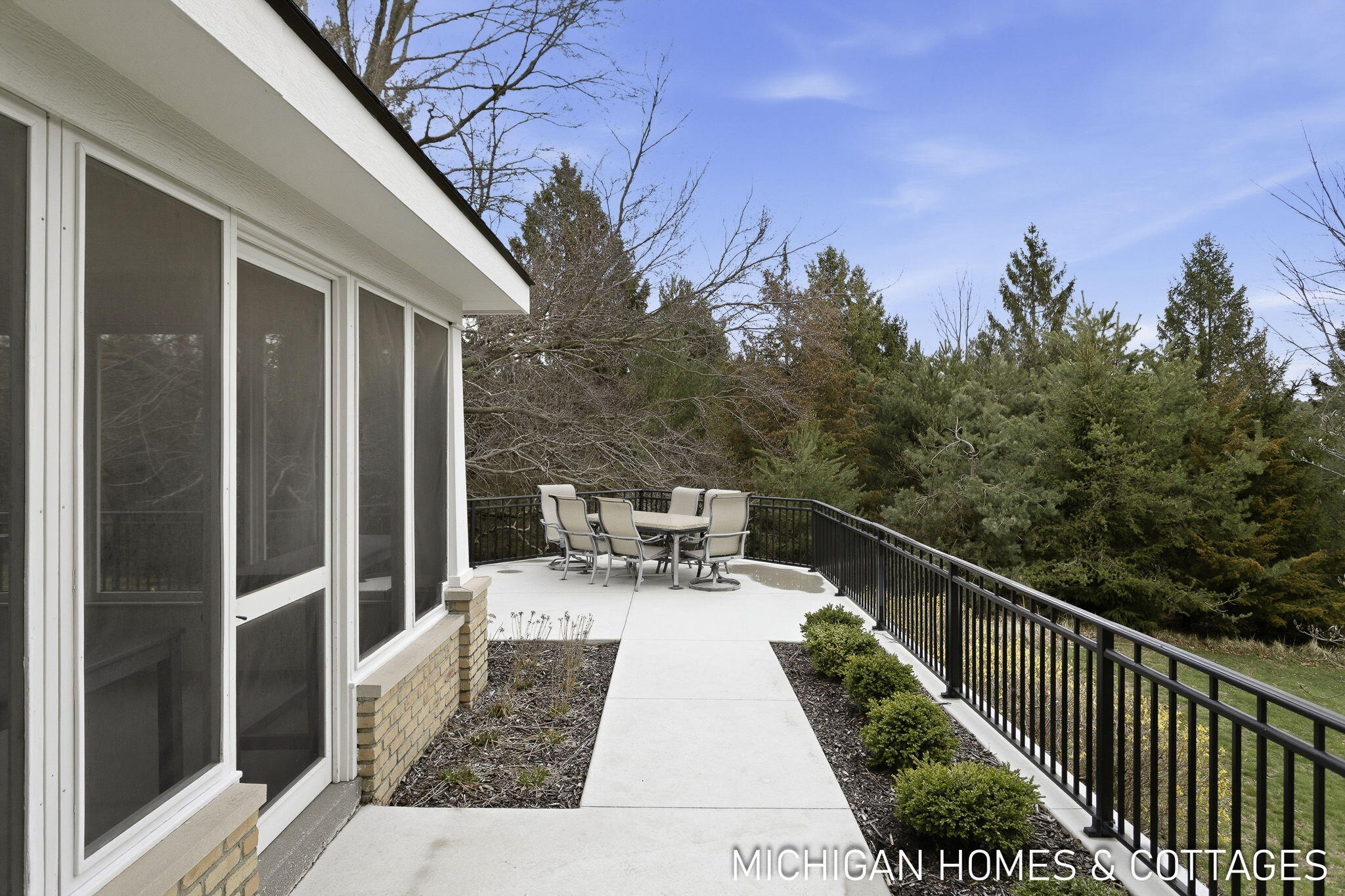 5484 Lakeshore Avenue