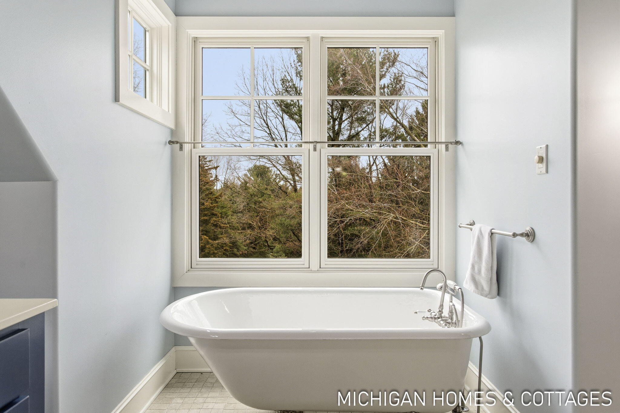 5484 Lakeshore Avenue