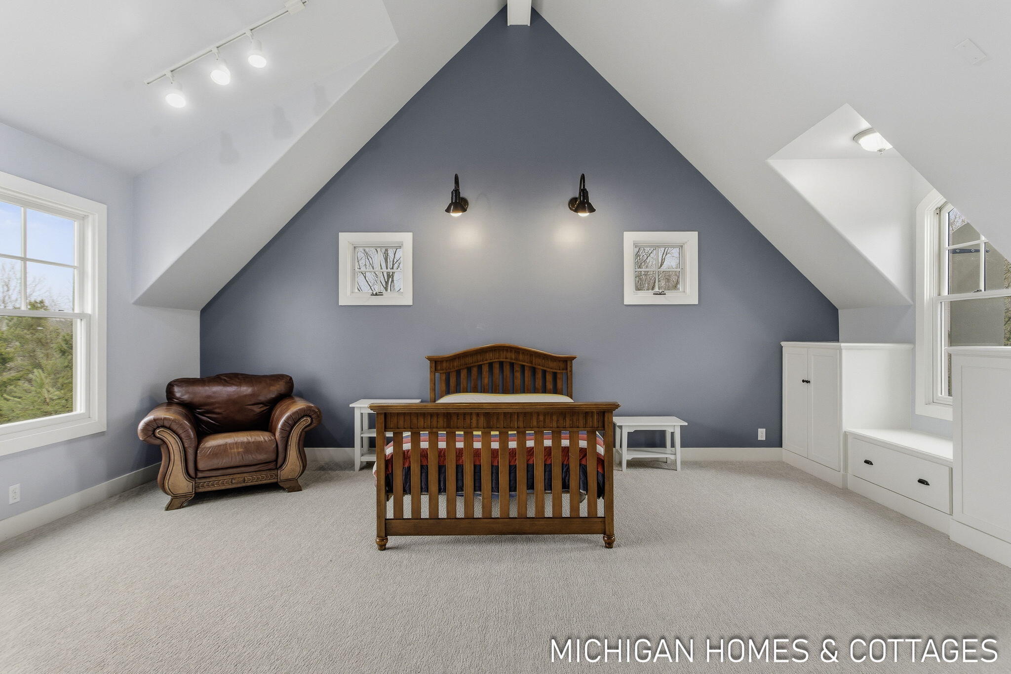 5484 Lakeshore Avenue