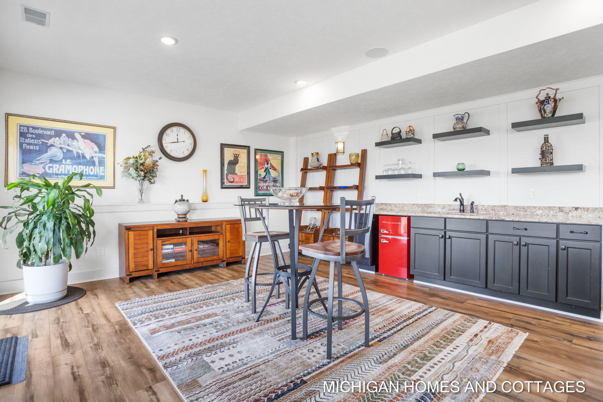 4401 Grand Point