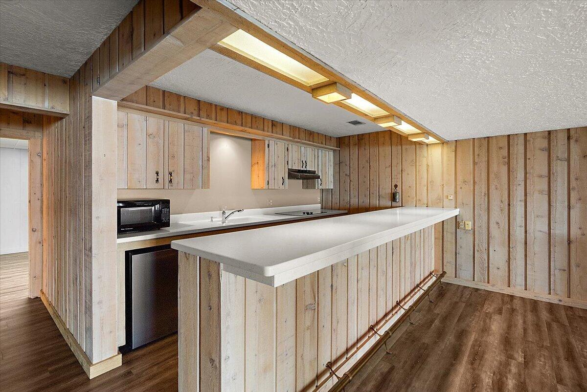2230 Lakeshore Drive