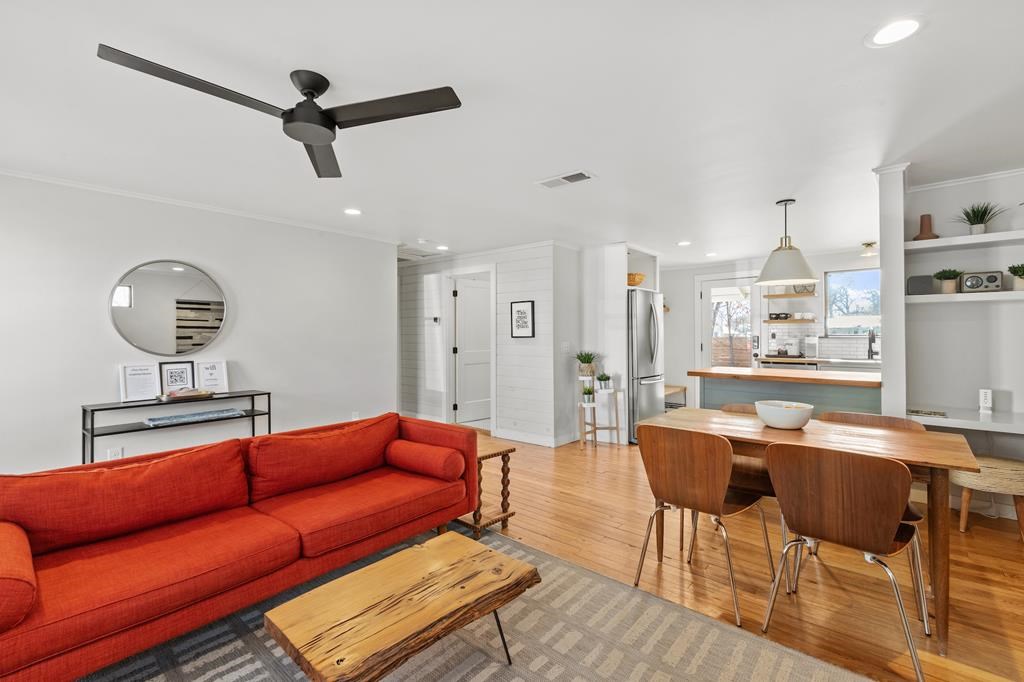 109 E Centre St