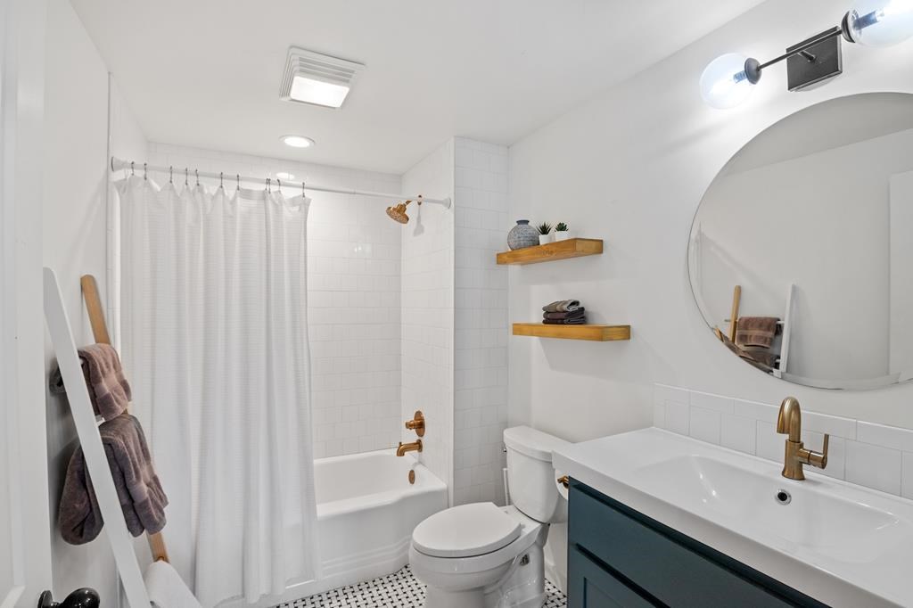 109 E Centre St