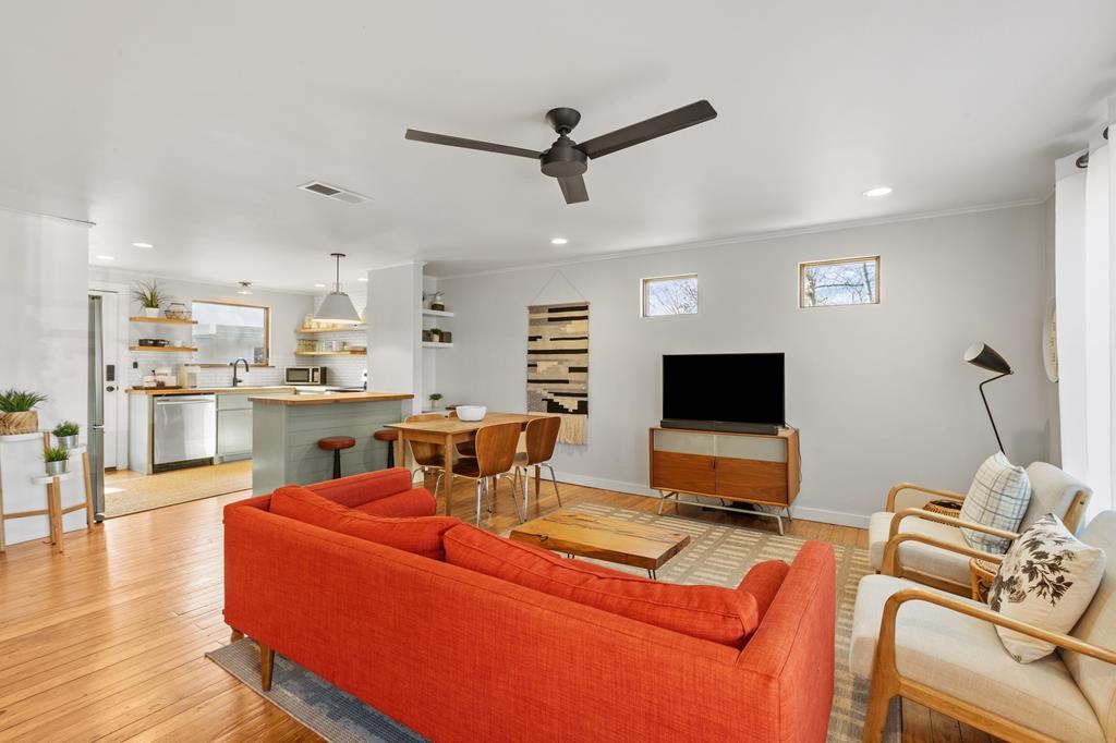 109 E Centre St