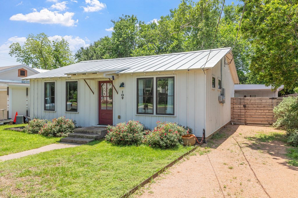 109 E Centre St