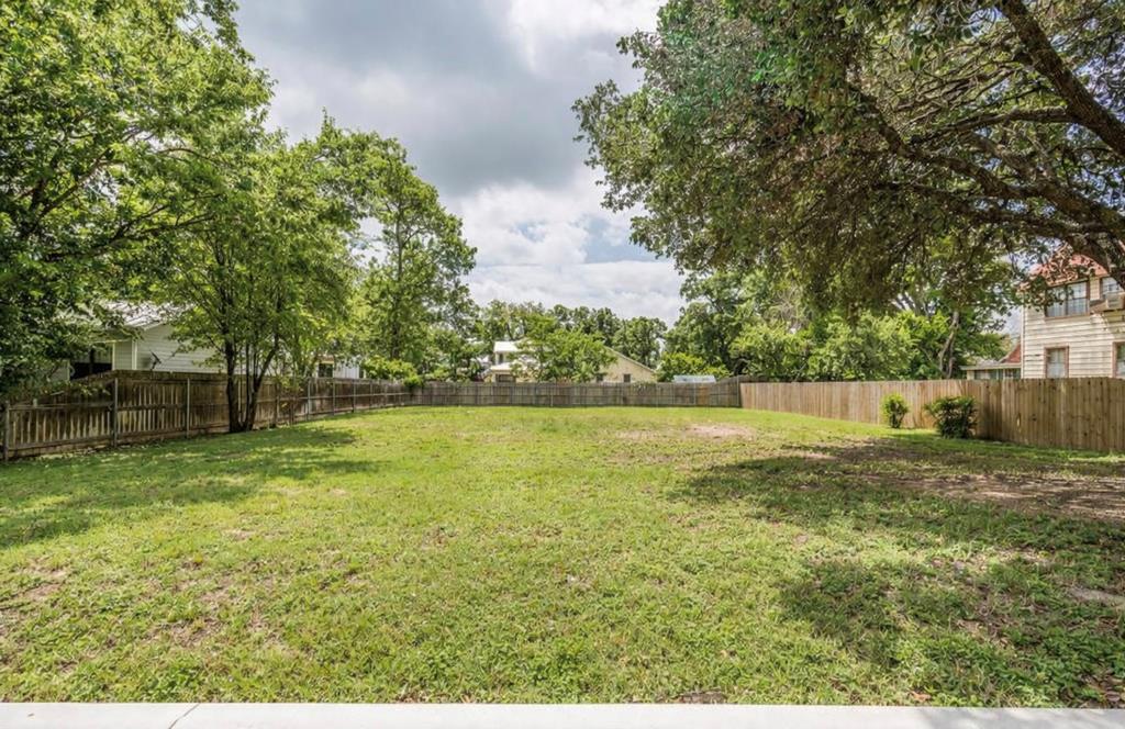 207 N Acorn St Unit: 7-pt
