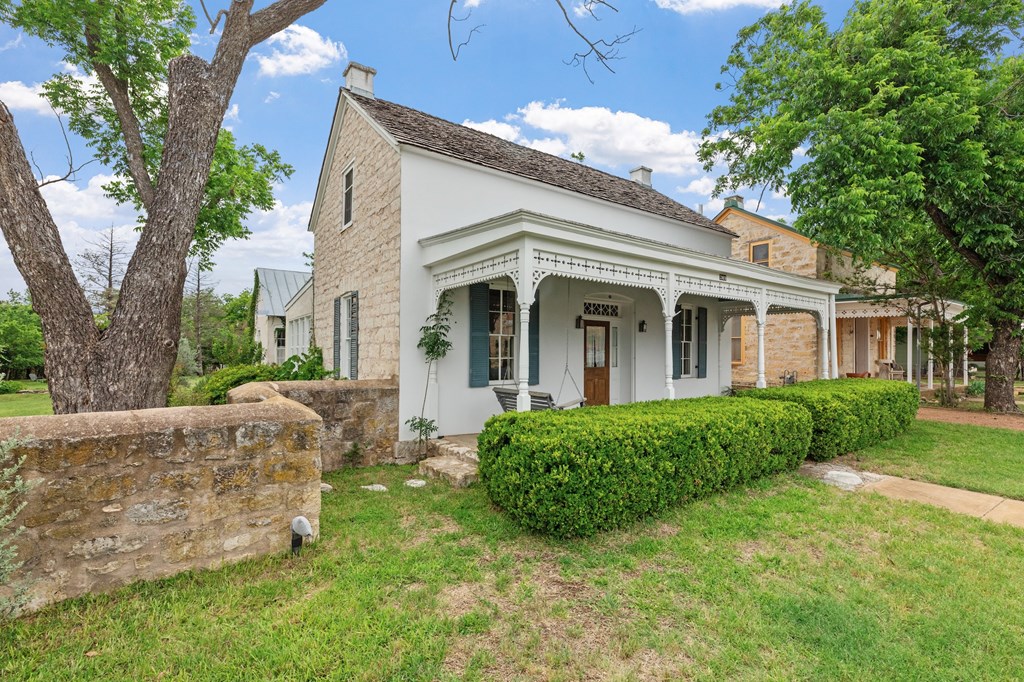 209 W San Antonio St